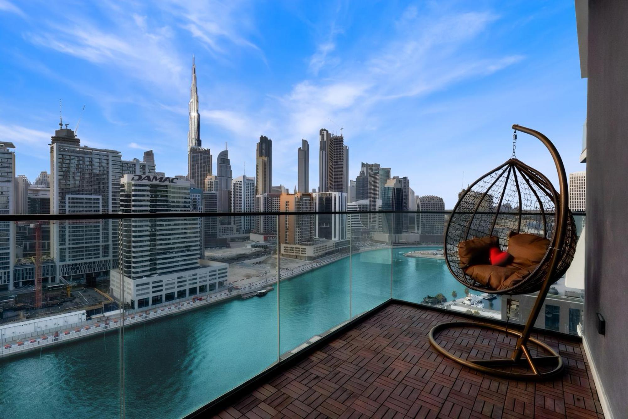 Luxury Infinity Pool With Burj View Apartment