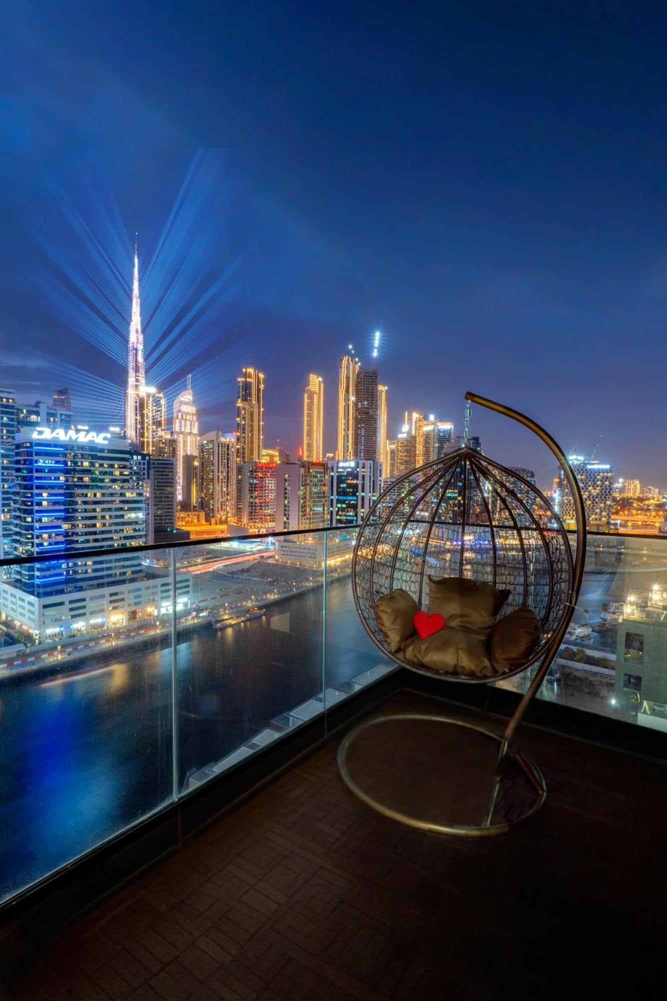 Luxury Infinity Pool With Burj View Apartment